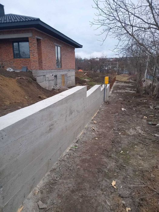 Бригада виконує будівельні роботи