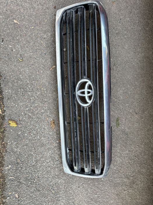 Оригінальна решітка Toyota Land Cruiser 100 2003-2006