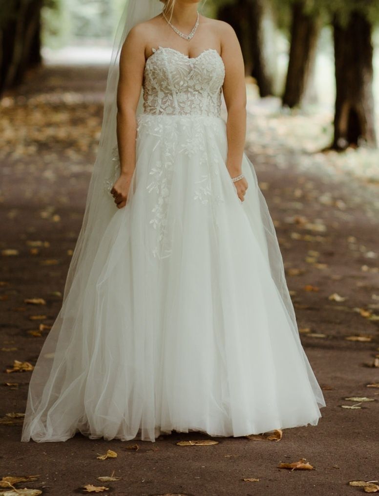 Przepiękna biała suknia ślubna bez ramion zdobiona Salon Marry Me