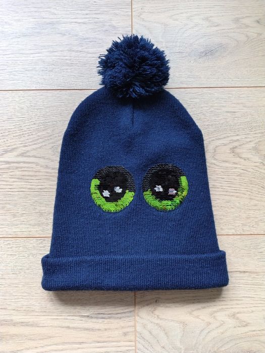 Czapka z cekinowymi oczami