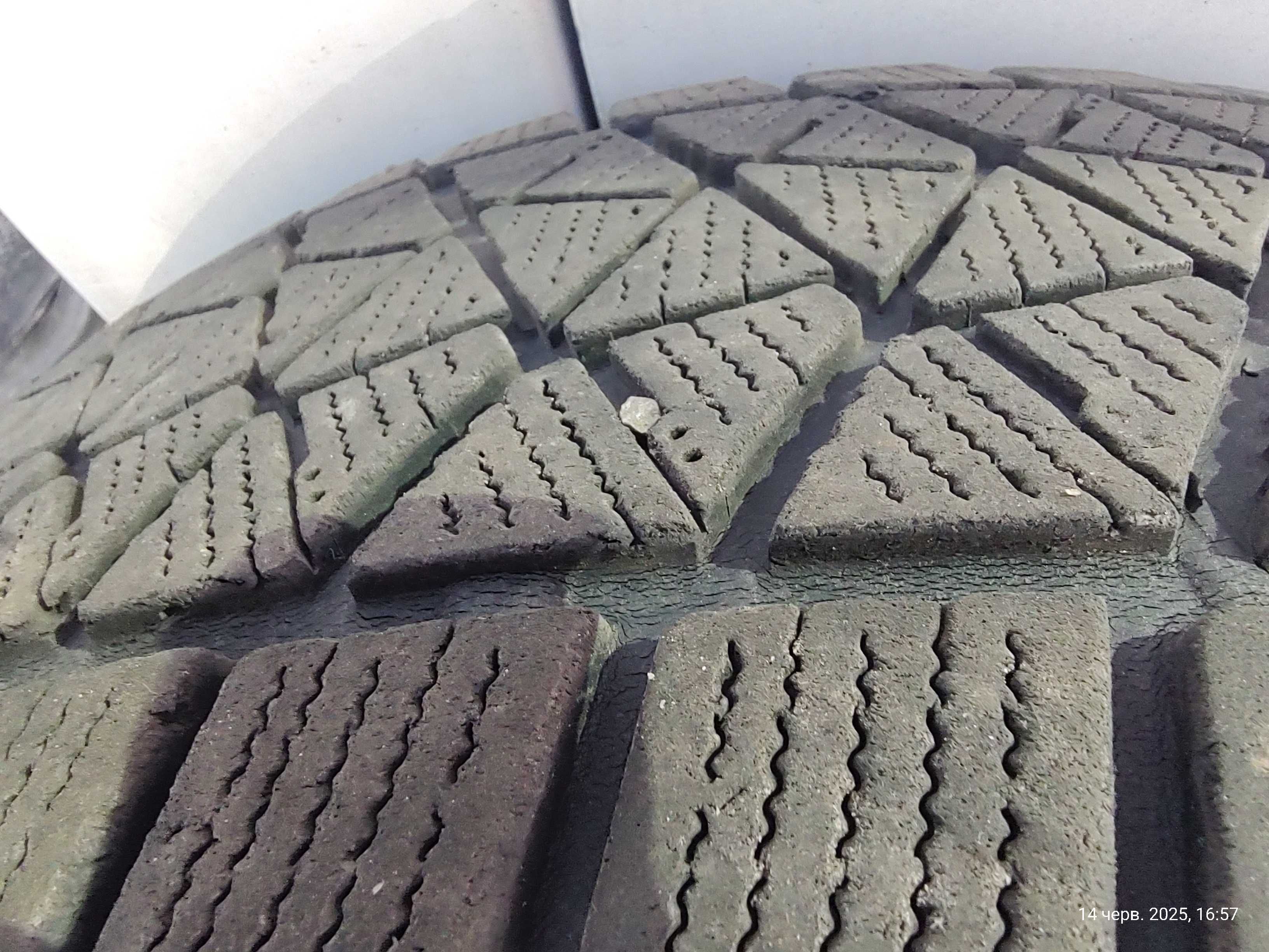 Шини зима Bridgestone Blizzak DM-V2 215/65 R16 98S