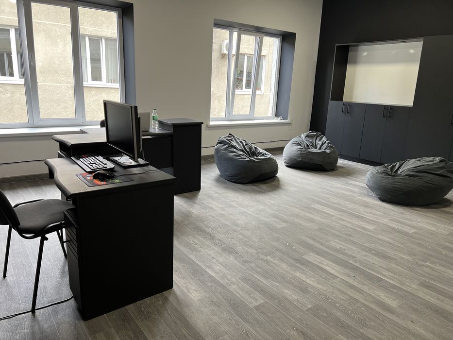 Новий офіс, центр міста, 35кв.м, туалет, опалення кондиціонер.