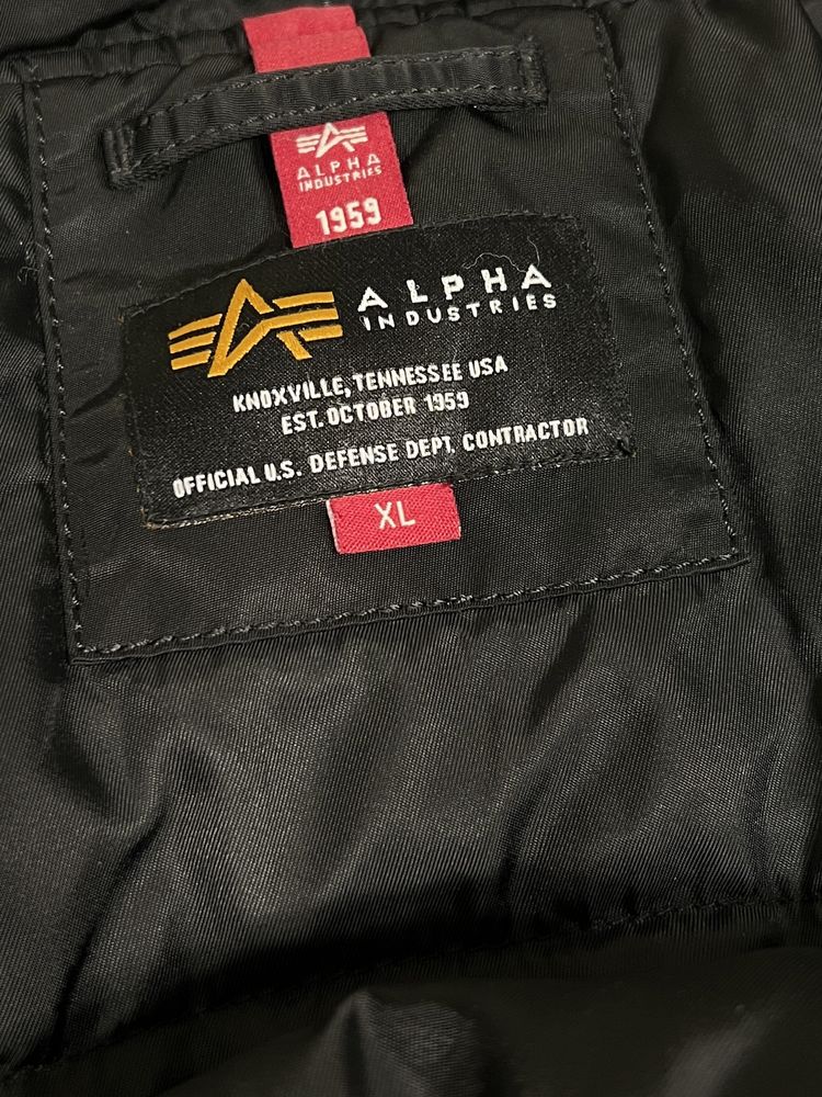 Kurtka ALPHA INDUSTRIES nowa kolekcja, czarna bomber