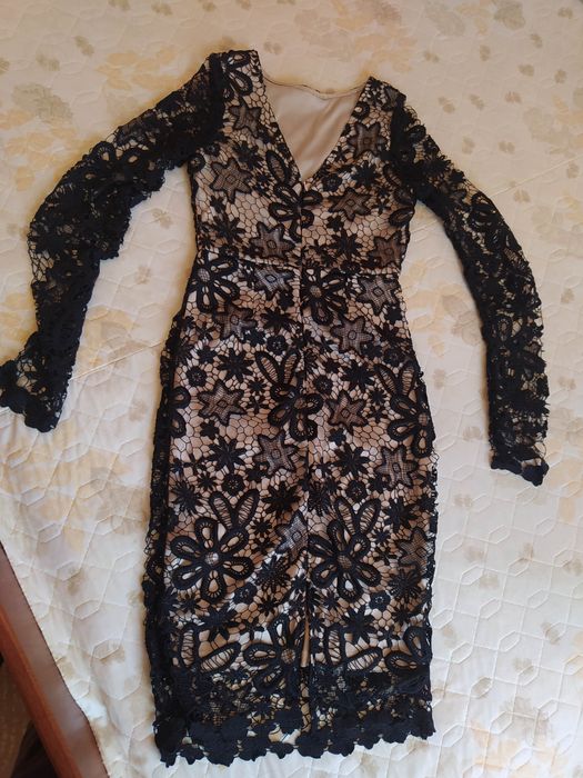 Платье по фигуре, платье-футляр из кружева-шитья.