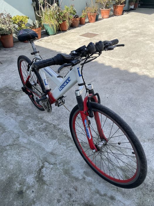 Bicicleta de montanha com peneus de estrada