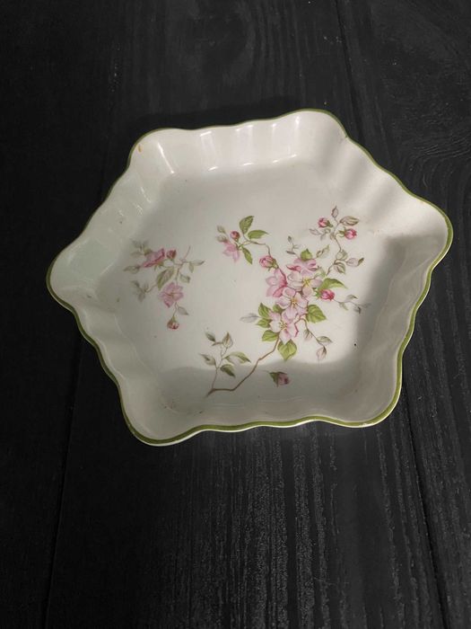 Covilhete recortado Vista Alegre, com motivos florais antigo