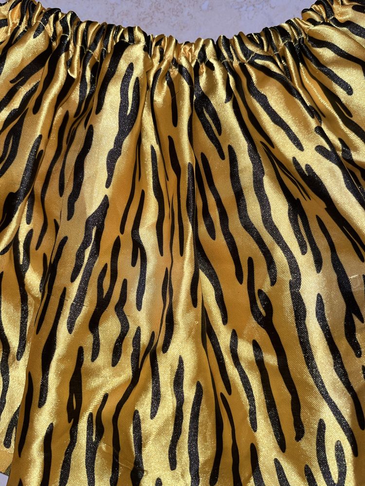 Tutu amarelo com riscas pretas