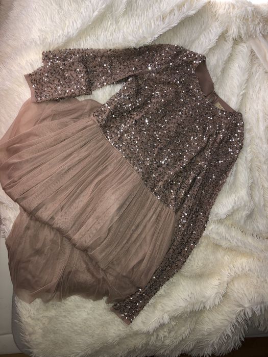 Нюдова вечірня сукня з паєтками-ідеальна для свята