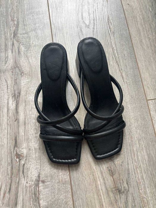 Нові босоніжки на каблуку