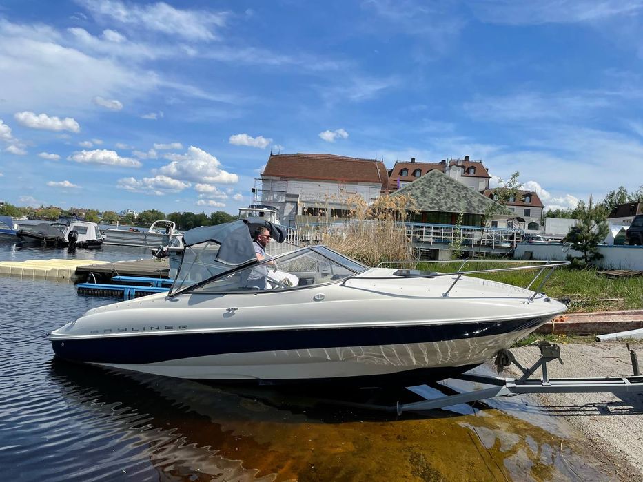 Катер Bayliner Capri 212
