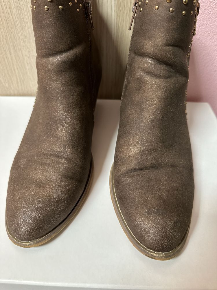 Botins Castanhos com Brilho e Tachas 37