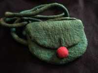 Malutka torebka z filcu z sznurkiem z filcu zielona urocza