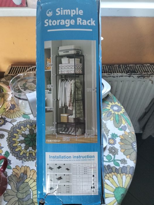 Półka na domowe rzeczy