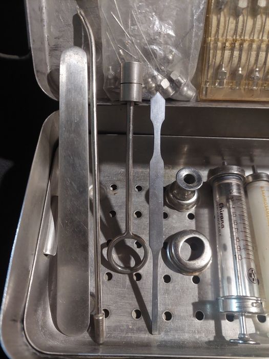 Ветеренарскі шприци та голки додаткові елементи.