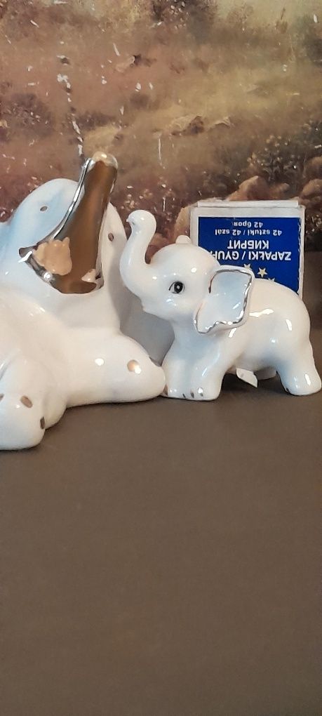2 białe porcelanowe slonie- tata i synek