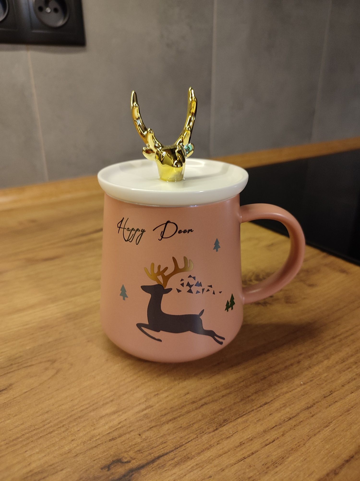 Porcelanowy kubek ROSIE różowy z ozdobną przykrywką 0,4