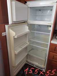 Холодильник в робочому стані вмонтований