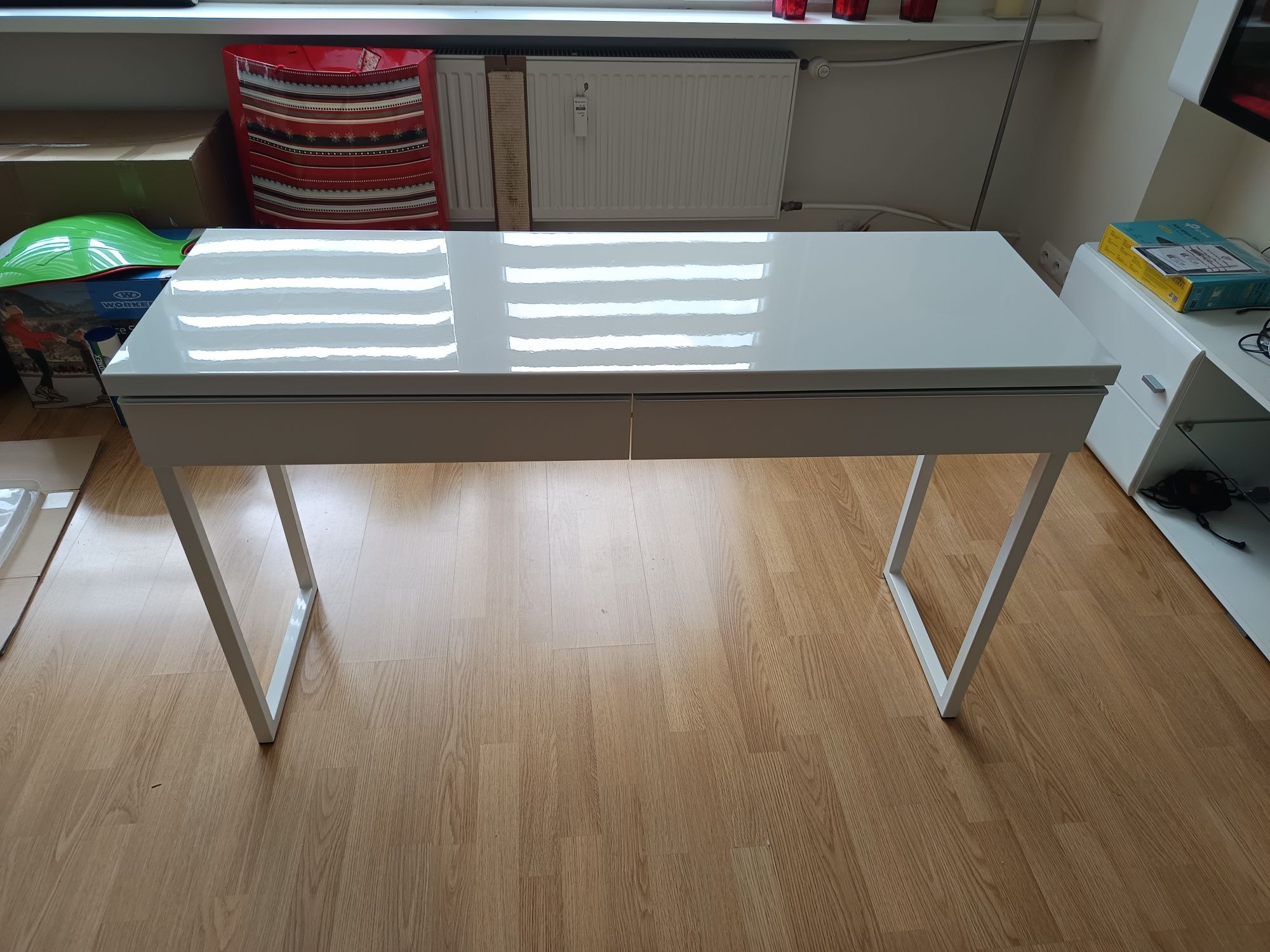 Białe biurko Ikea BESTÅ BURS