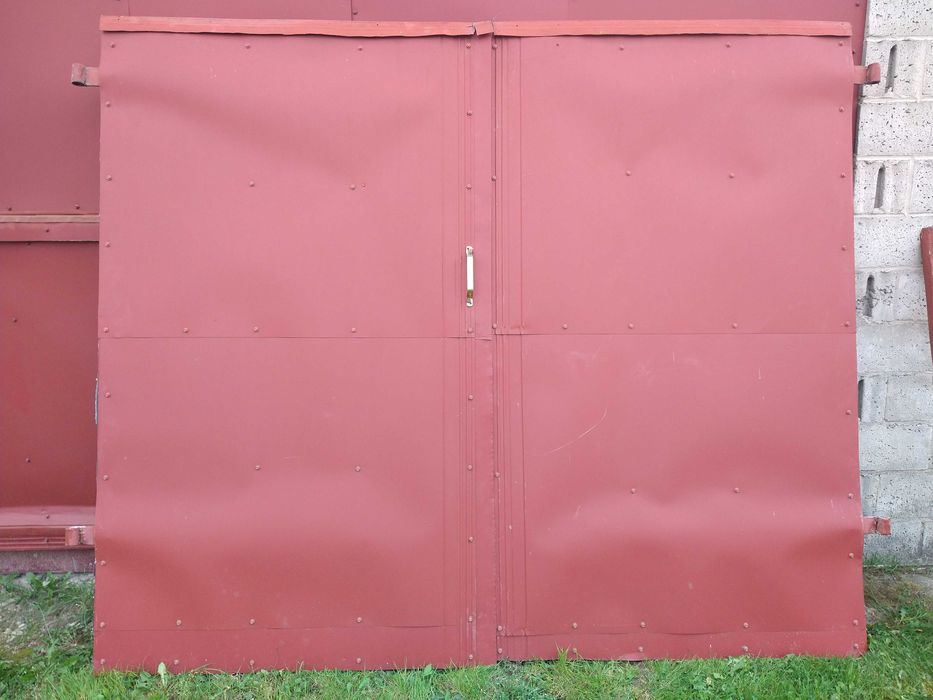 Okazja! Drzwi zewnętrzne drewniane i brama garażowa drewniana