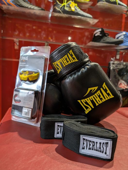 Набор для бокса Everlast, перчатки боксерские+капа+бинты 4 м.