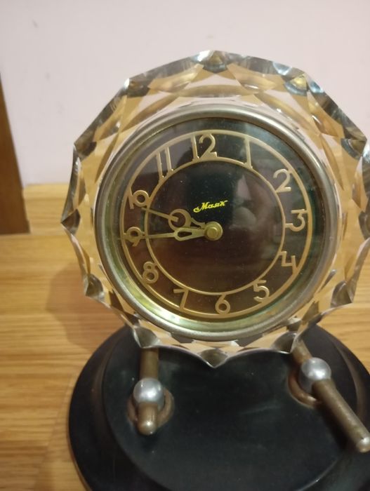 Годинник настільний .