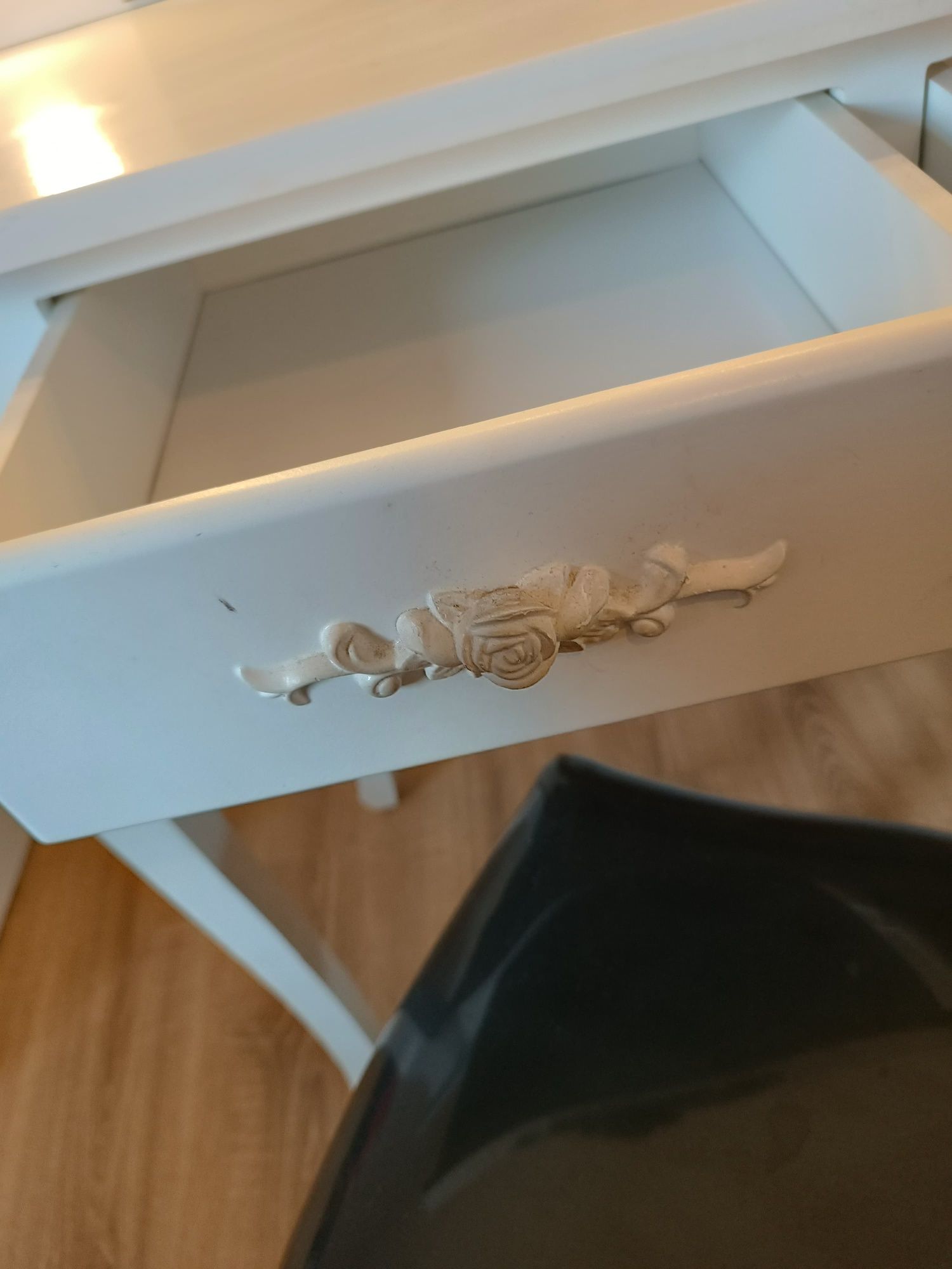 Toaletka z oświetleniem i krzesłem