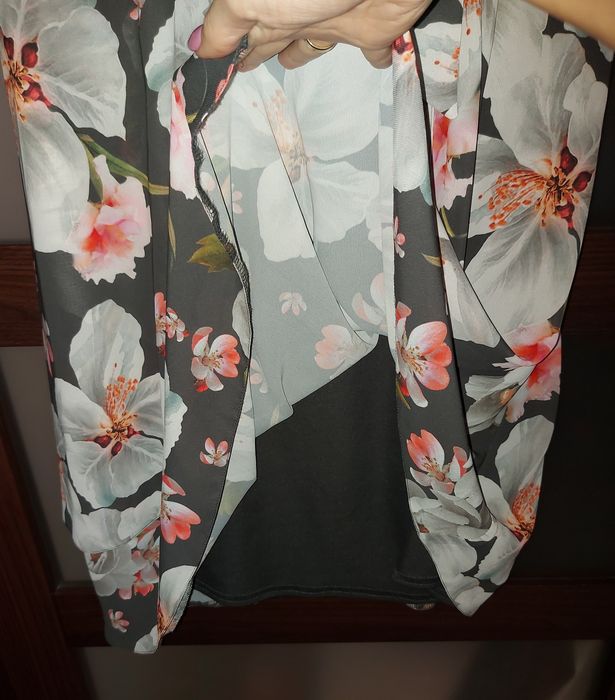 Sukienka w kwiaty z kokardą