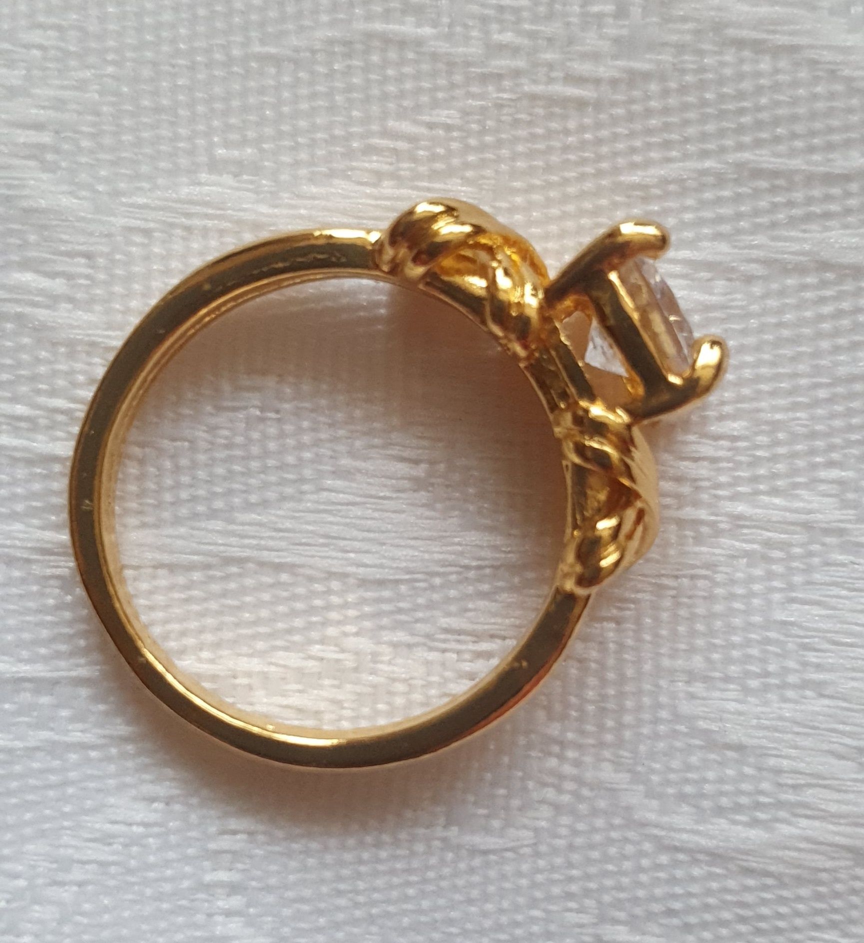 Piękny pierścionek w kolorze złotym 8