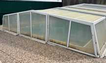 Cobertura para piscina extensível em aço e respectivas calhas