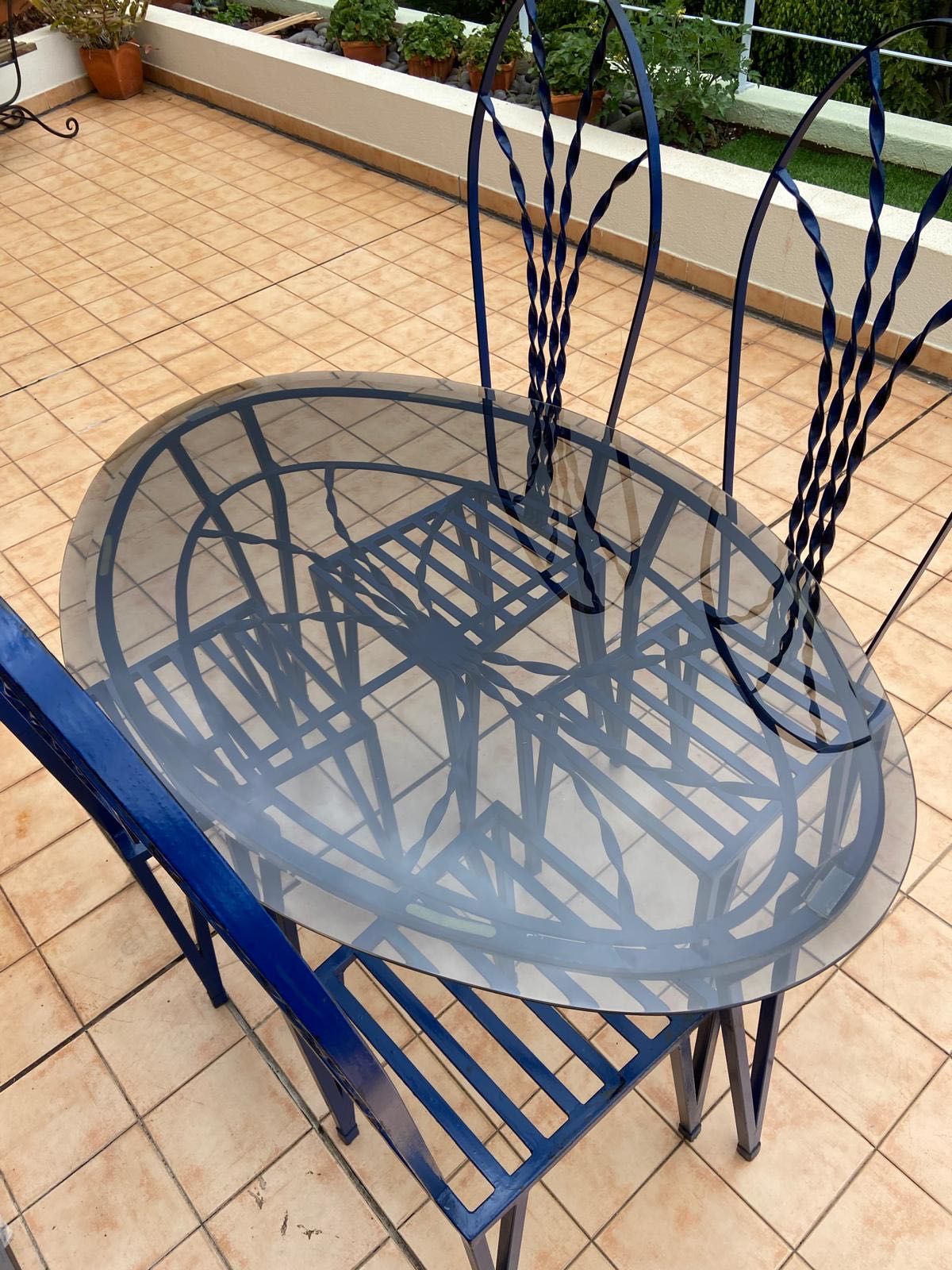 Mesa de ferro com o tampo de vidro com 4 cadeiras incluídas
