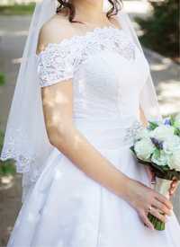 Свадебное платье атласное с кружевом