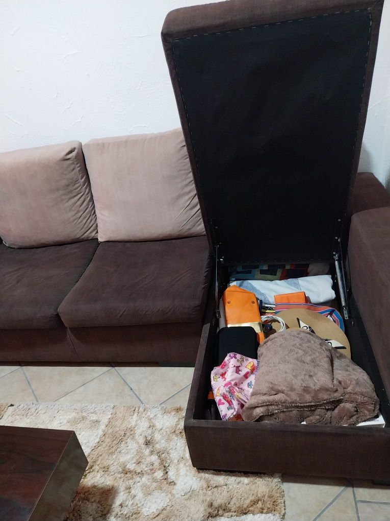 Sofá três lugares com arrumos