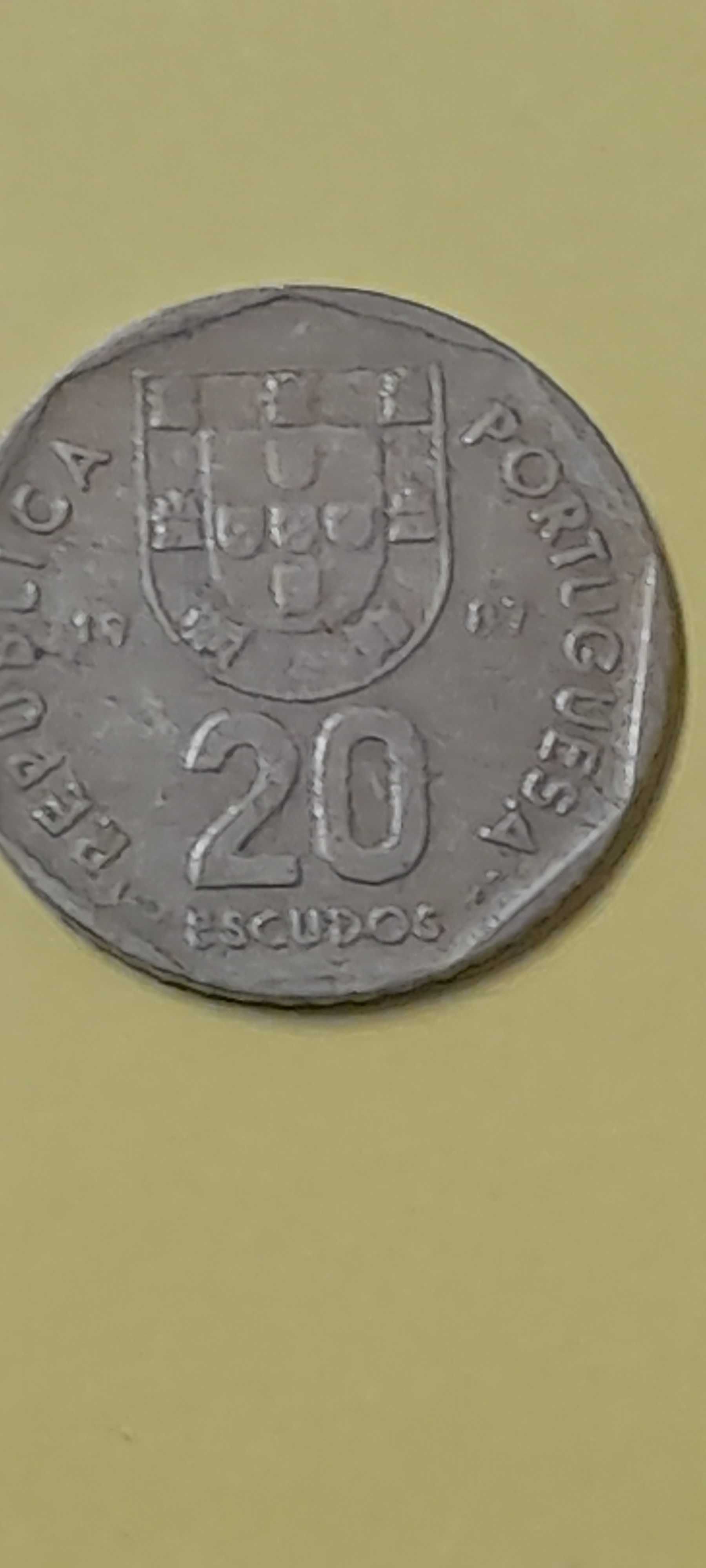 Moedas de 20 escudos e de 25 escudos - diversos modelos