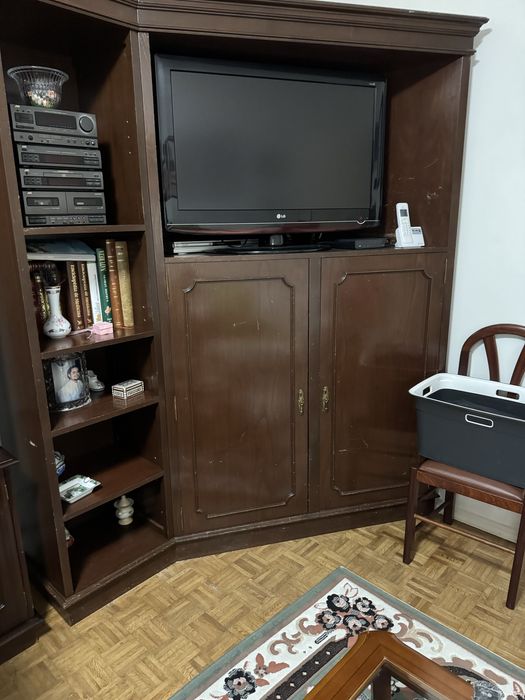 Moveis antigos, com cristaleira em bom estado.