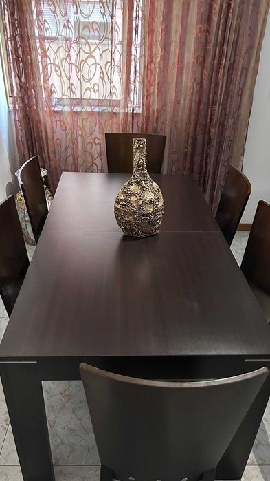 Mesa e cadeiras de jantar