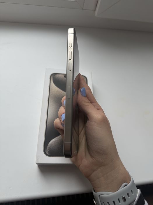 Iphone 15 pro max 256 полоса на екрані