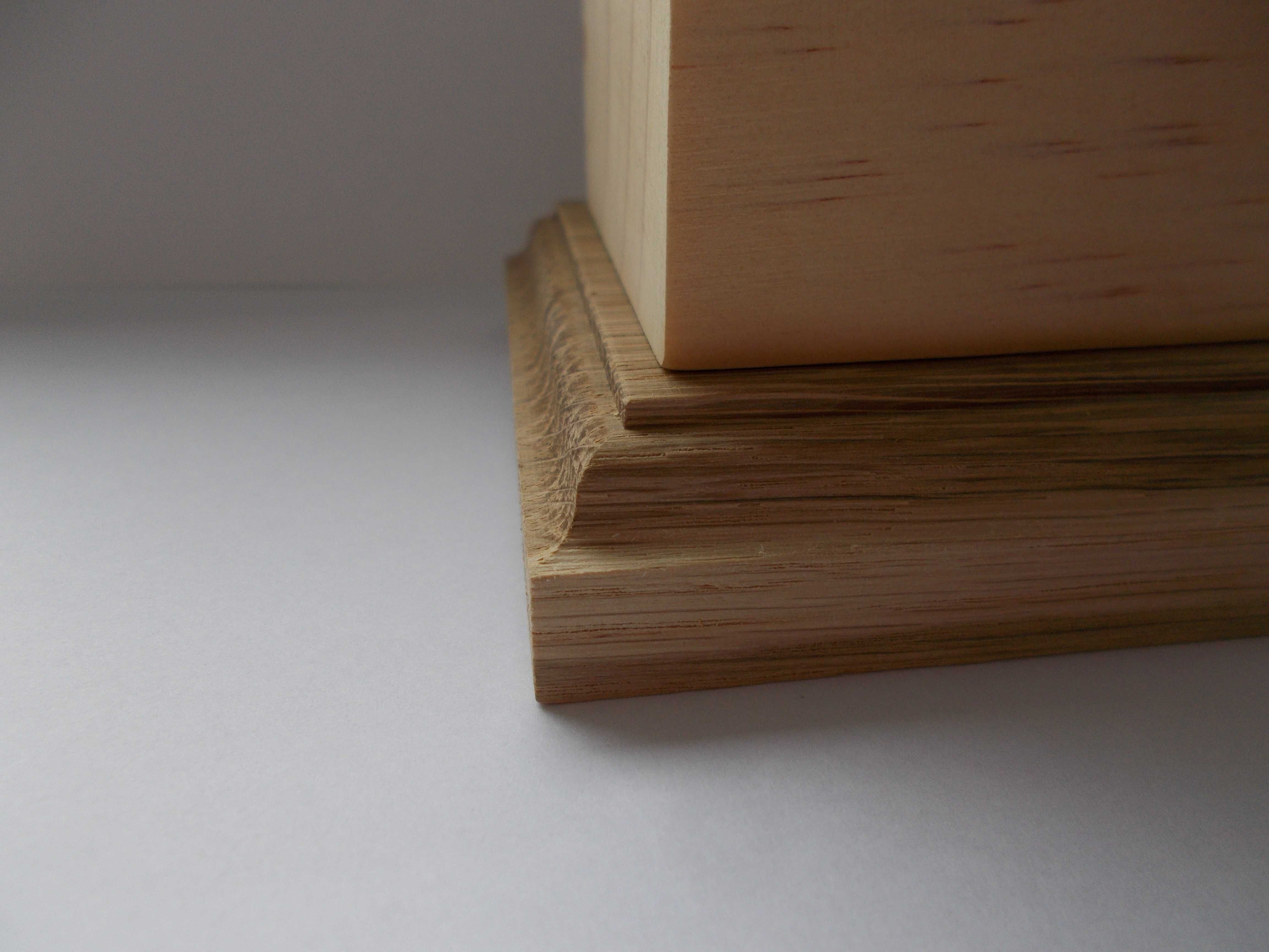 Drewniana podstawka z podwyższeniem pod figurki modele dioramy cokół