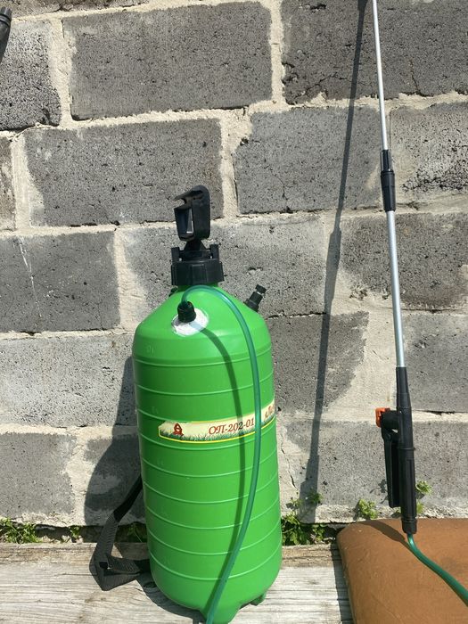 Оприскувач для саду.