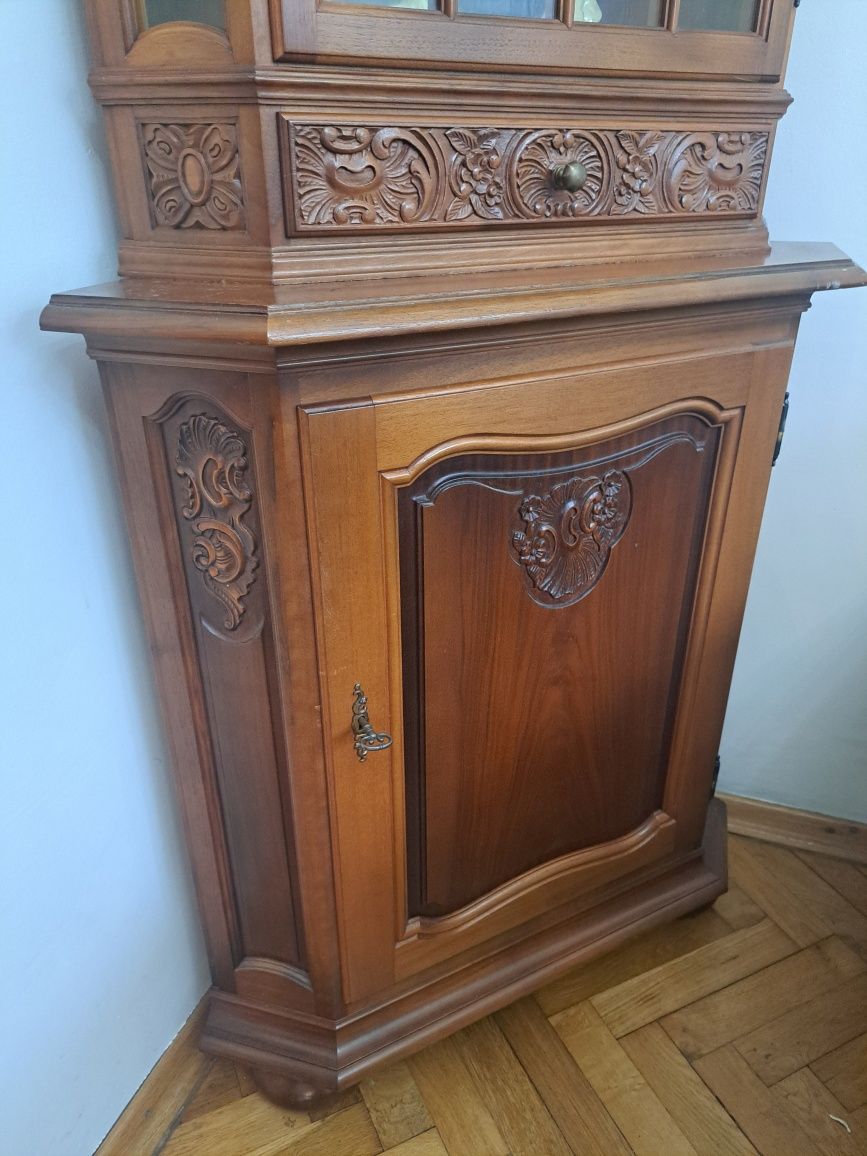 Witryna z drzewa orzechowego