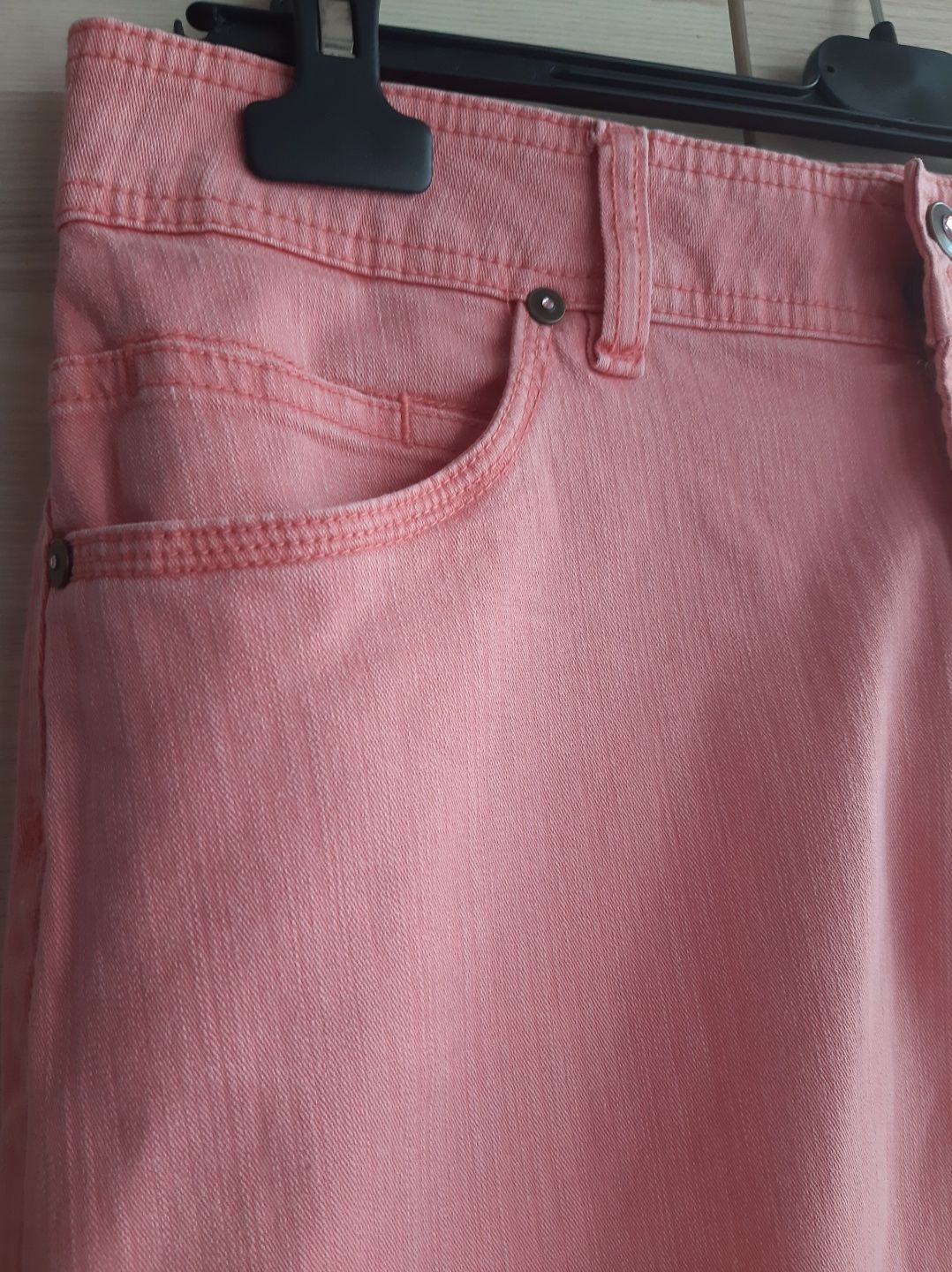 Spódniczka jeansowa w kolorze łososiowym  w rozmiarze 42