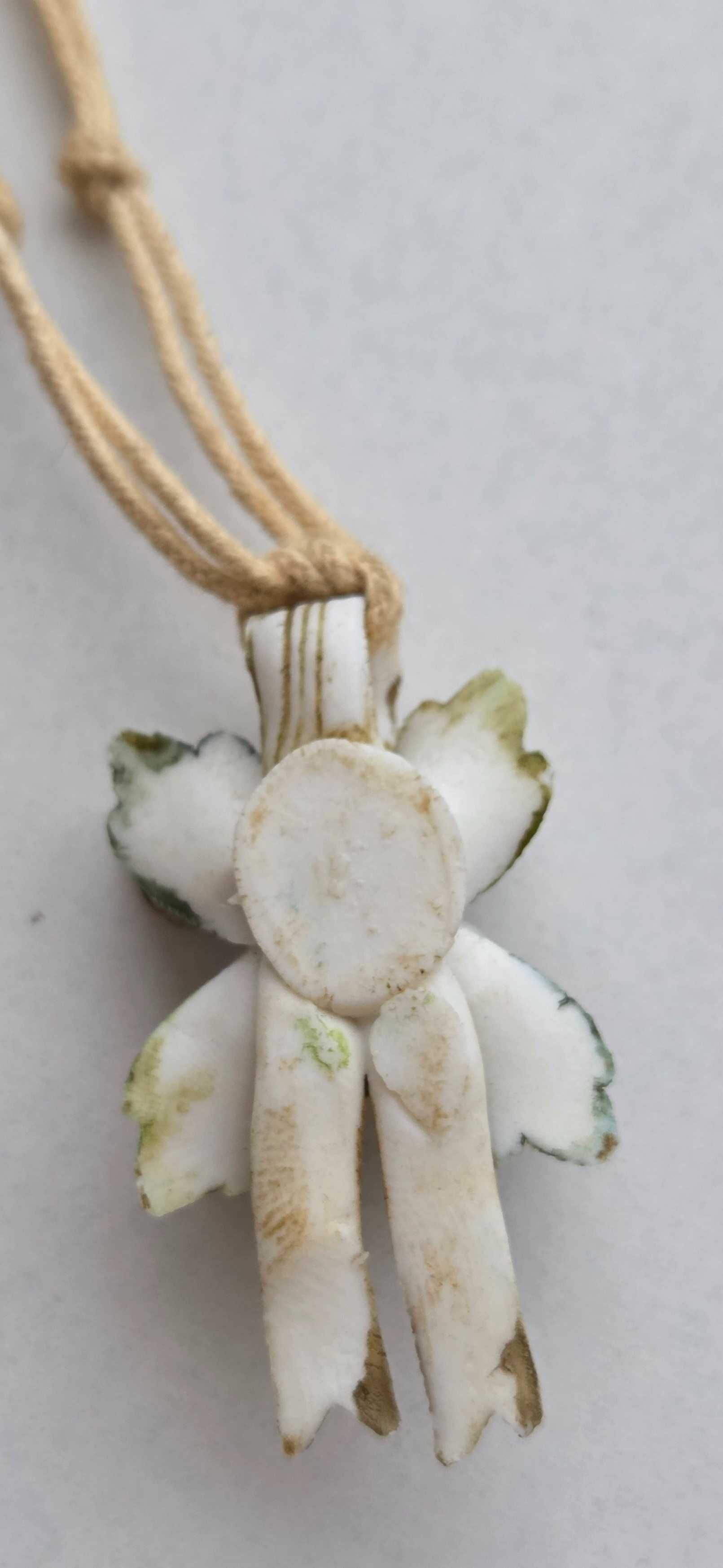 Colar floral em cerámica