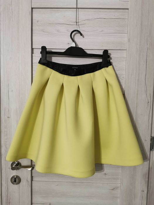 Żółta rozkloszowana spódnica neopren pianka Reserved 36