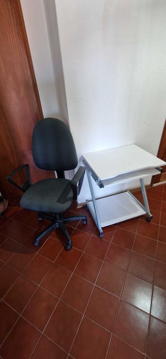 Cadeira e escrivaninha