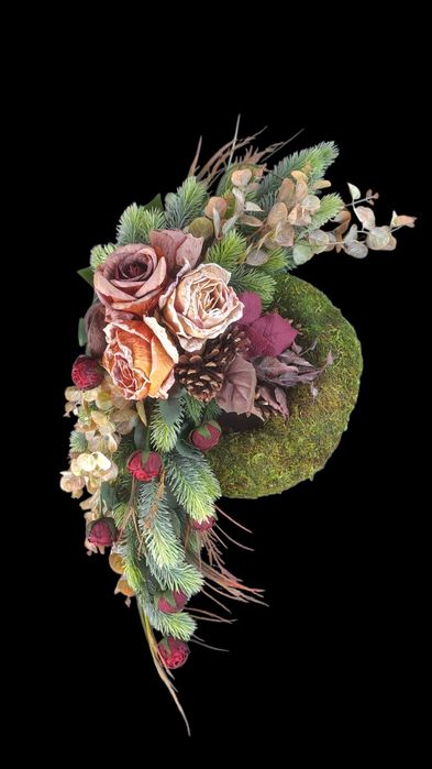 Stroik kompozycja wiązanka na wianku z mchu na grób cmentarz pomnik