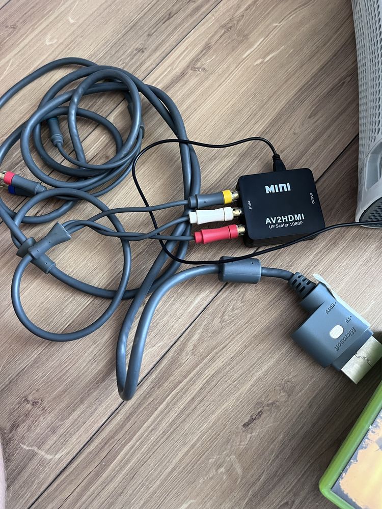 Xbox 360 z grami, kablem i adapterem