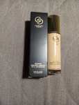 Podkład odmładzający na bazie serum Giordani Gold SPF 12