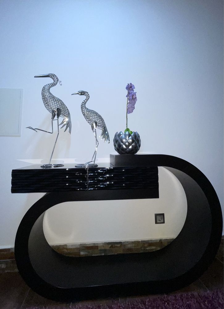 Móvel com decoração incluída