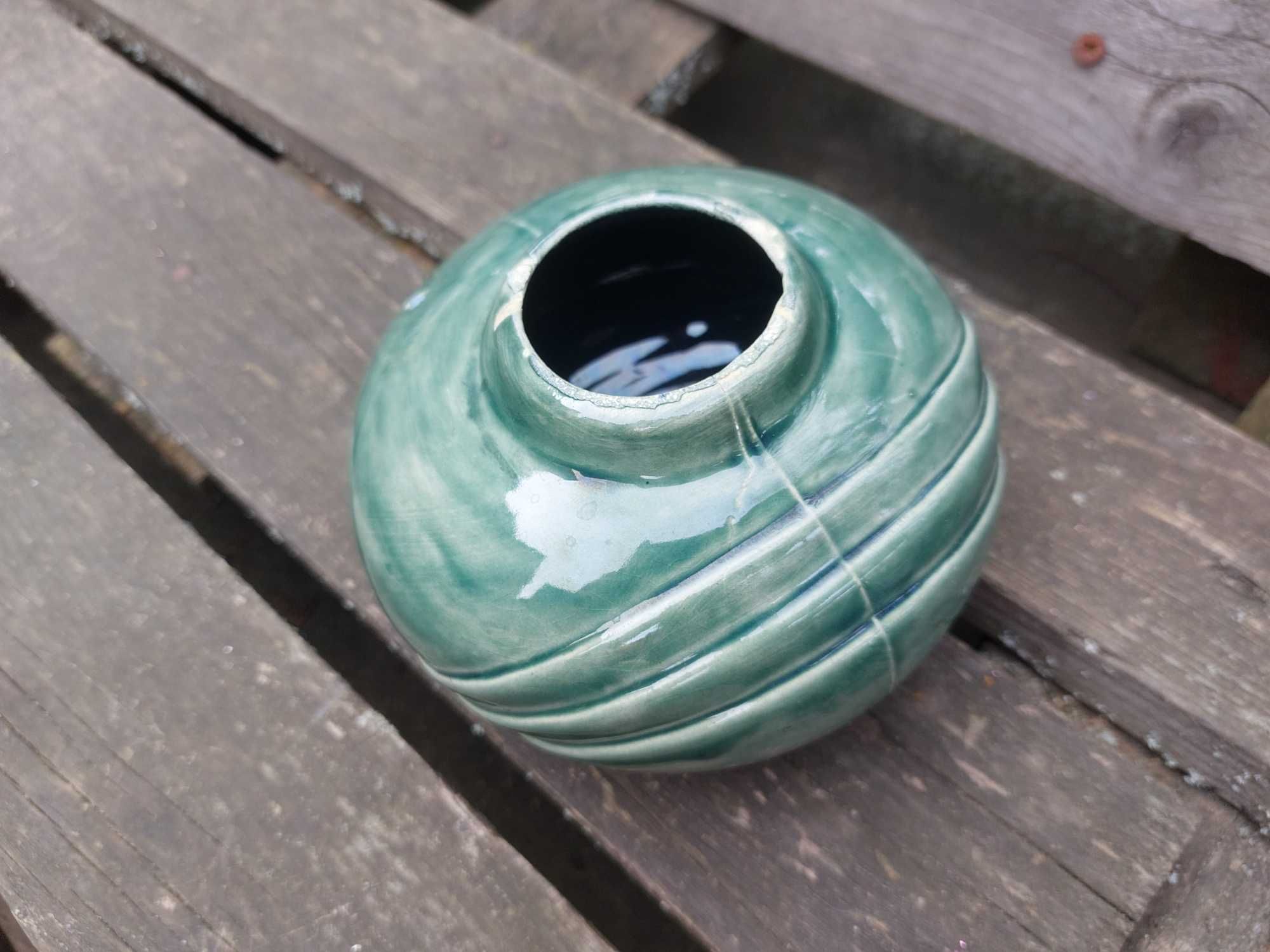 Okrągły  wazon ceramiczny w kolorze ciemnozielonym