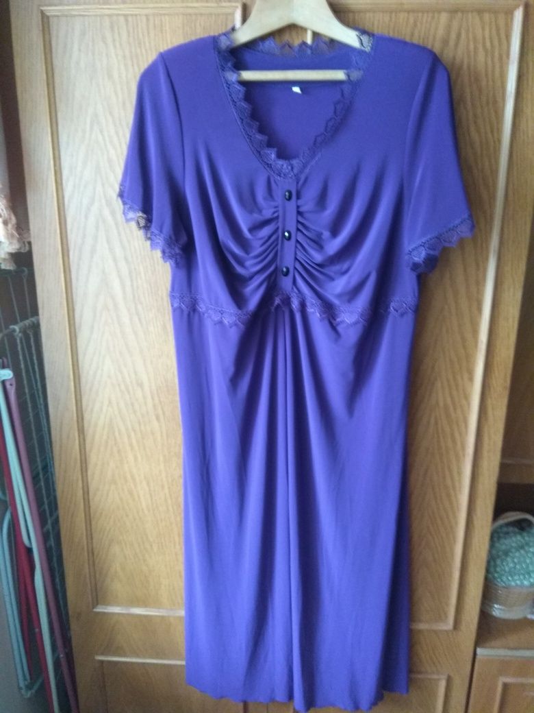 Плаття фіолетового і чорного кольорів.