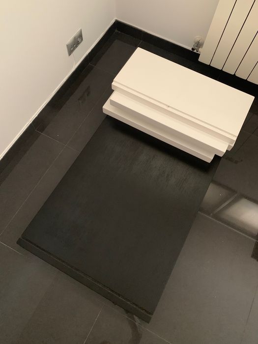 Mesa de centro preto e branco